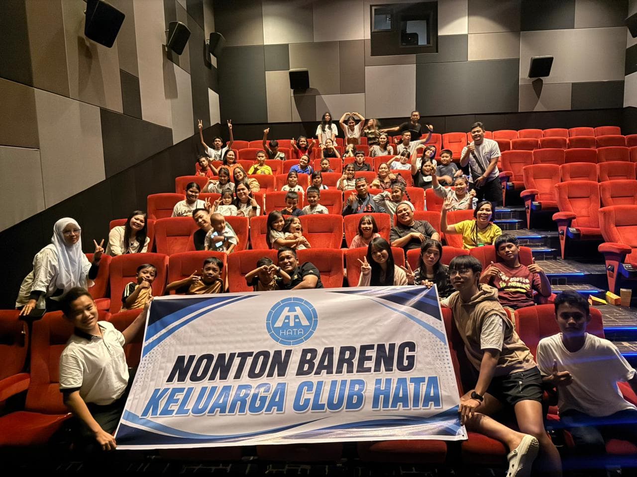 Peserta kursus renang berkumpul di tepi kolam bersama pelatih