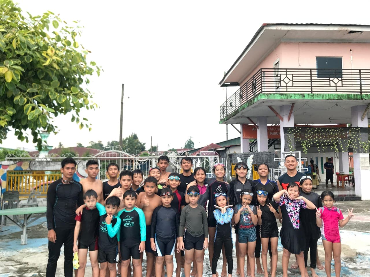 Kelompok siswa Hata Swimming Club berfoto bersama di area kolam