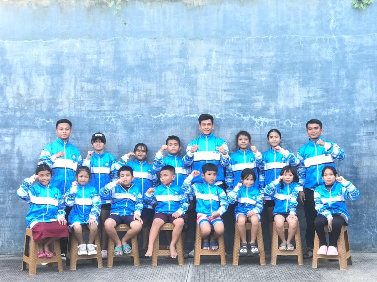 Peserta beristirahat sejenak di tepi kolam saat latihan