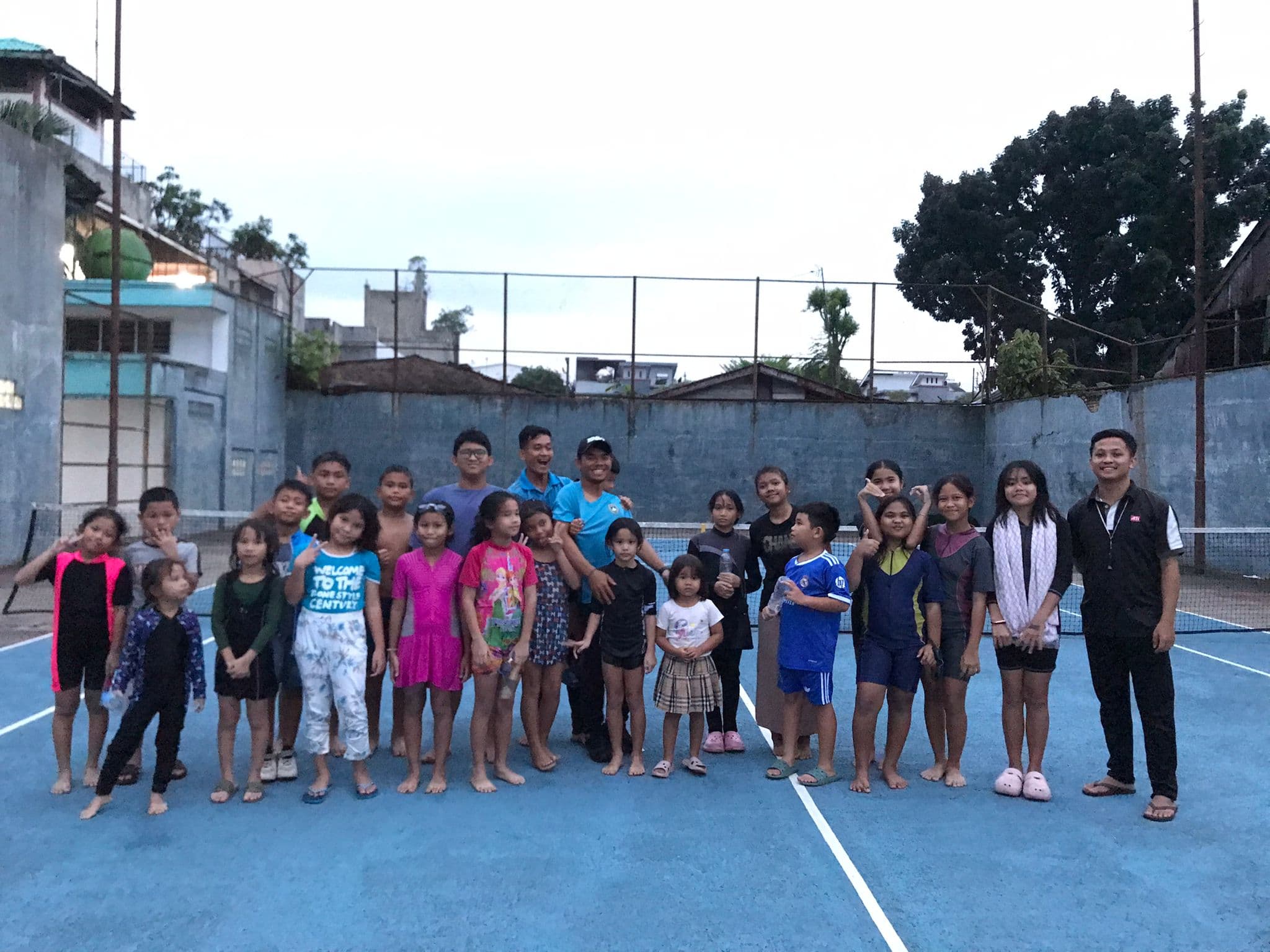 Foto bersama seluruh peserta dan pelatih di area kolam renang