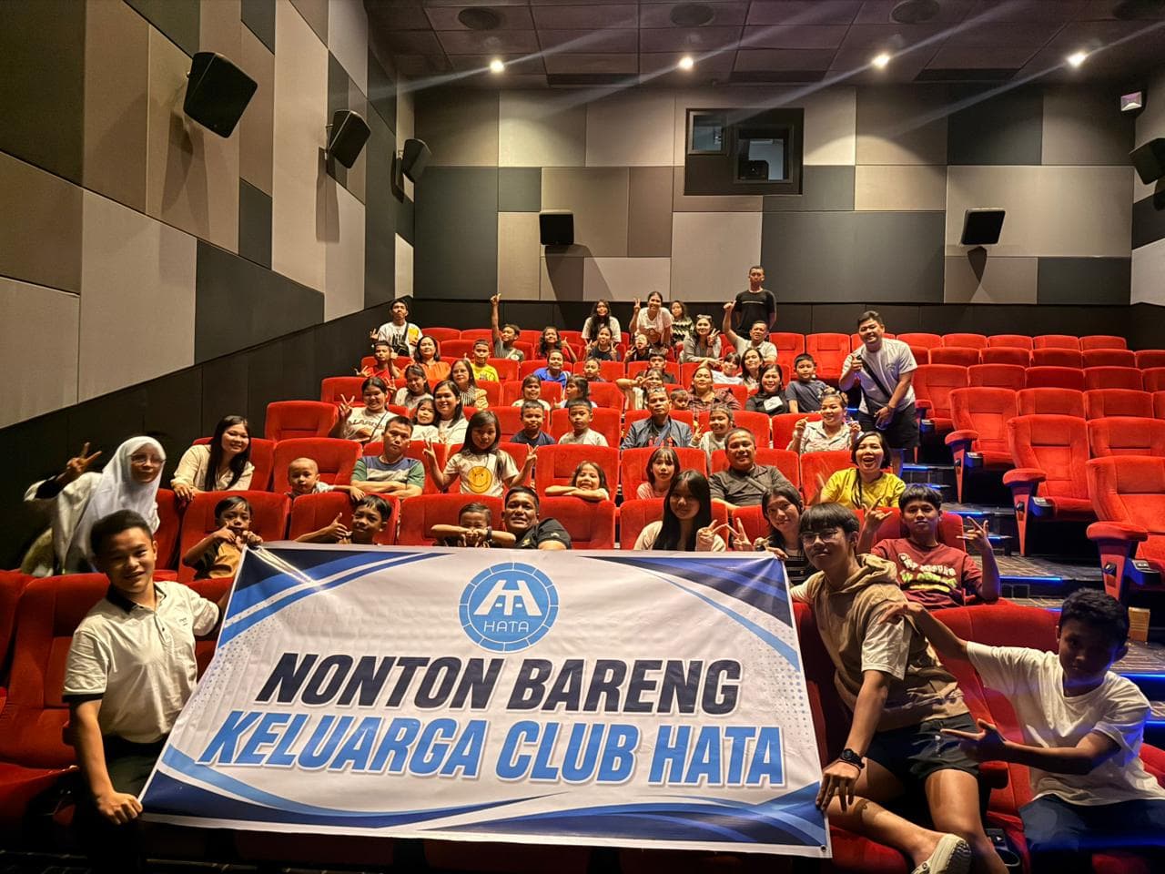 Siswa berlatih teknik dasar renang didampingi pelatih