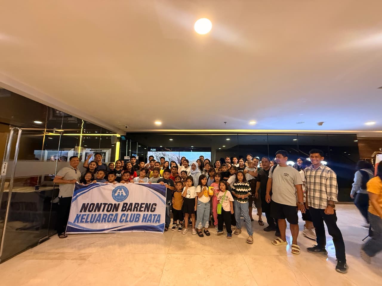 Kegiatan latihan bersama di kolam renang Hata Swimming Club