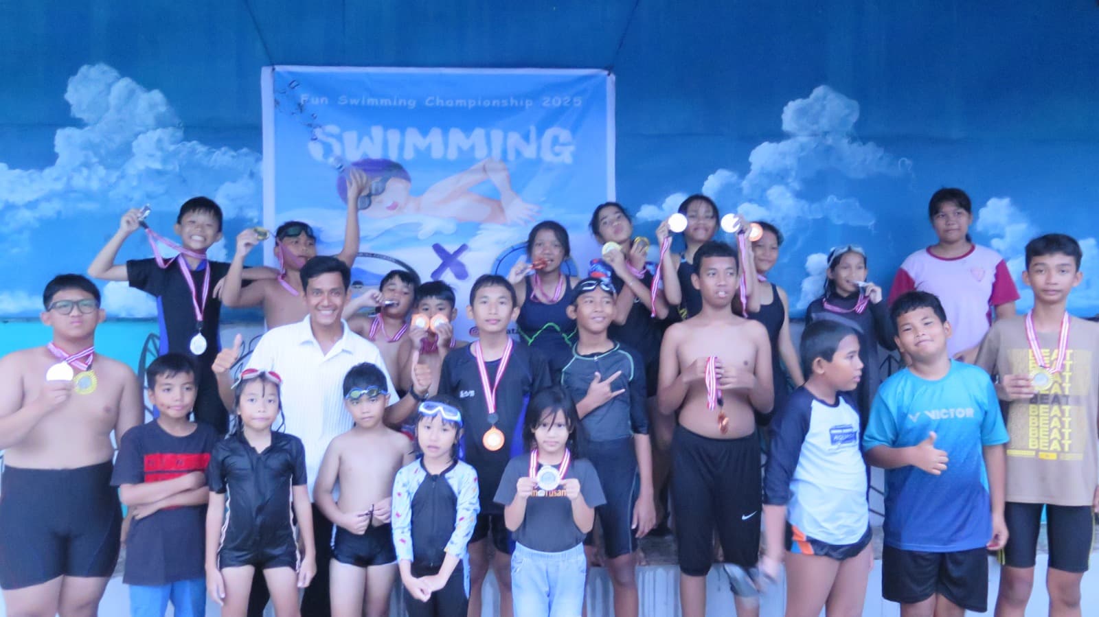 Atlet Hata Swimming Club berpose dengan medali kejuaraan renang