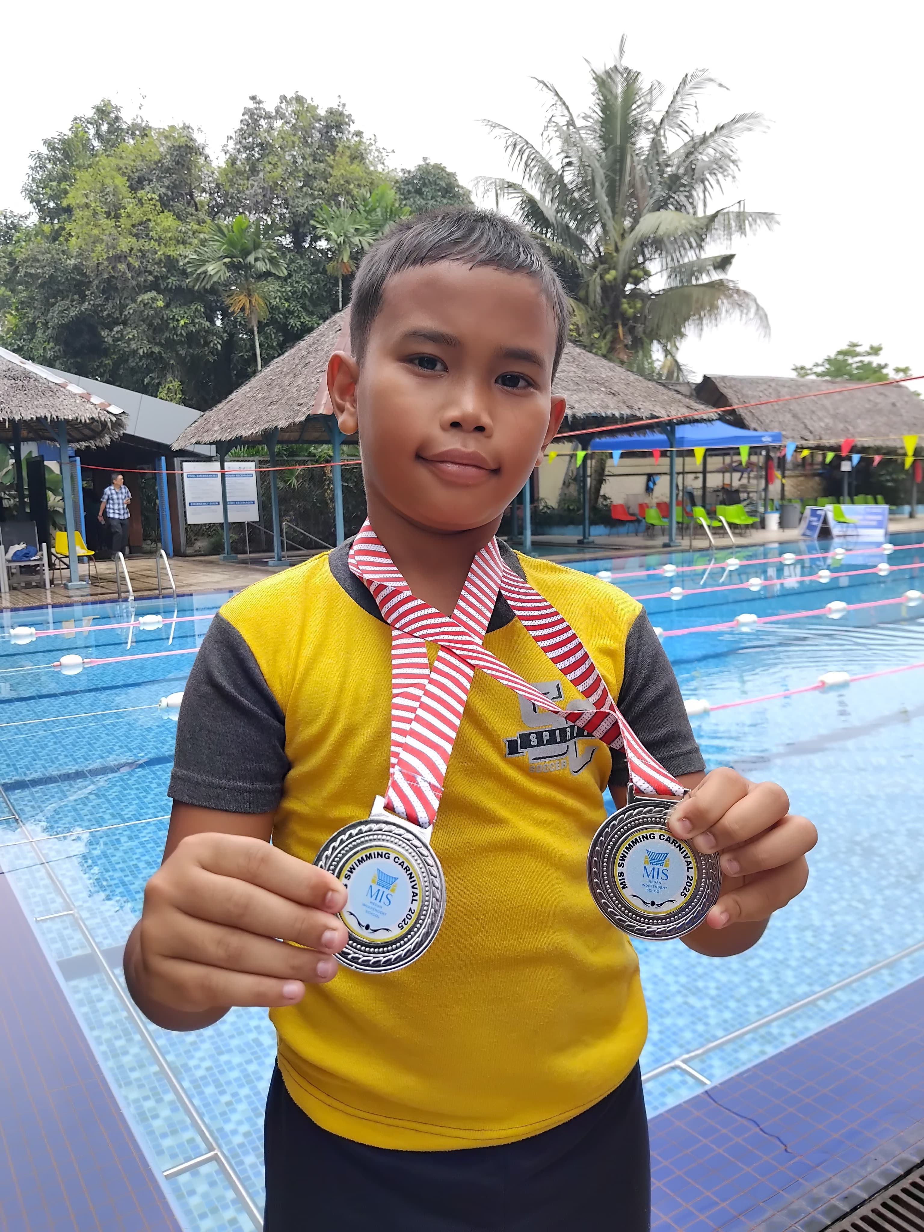 Atlet Hata Swimming Club berfoto dengan medali di leher