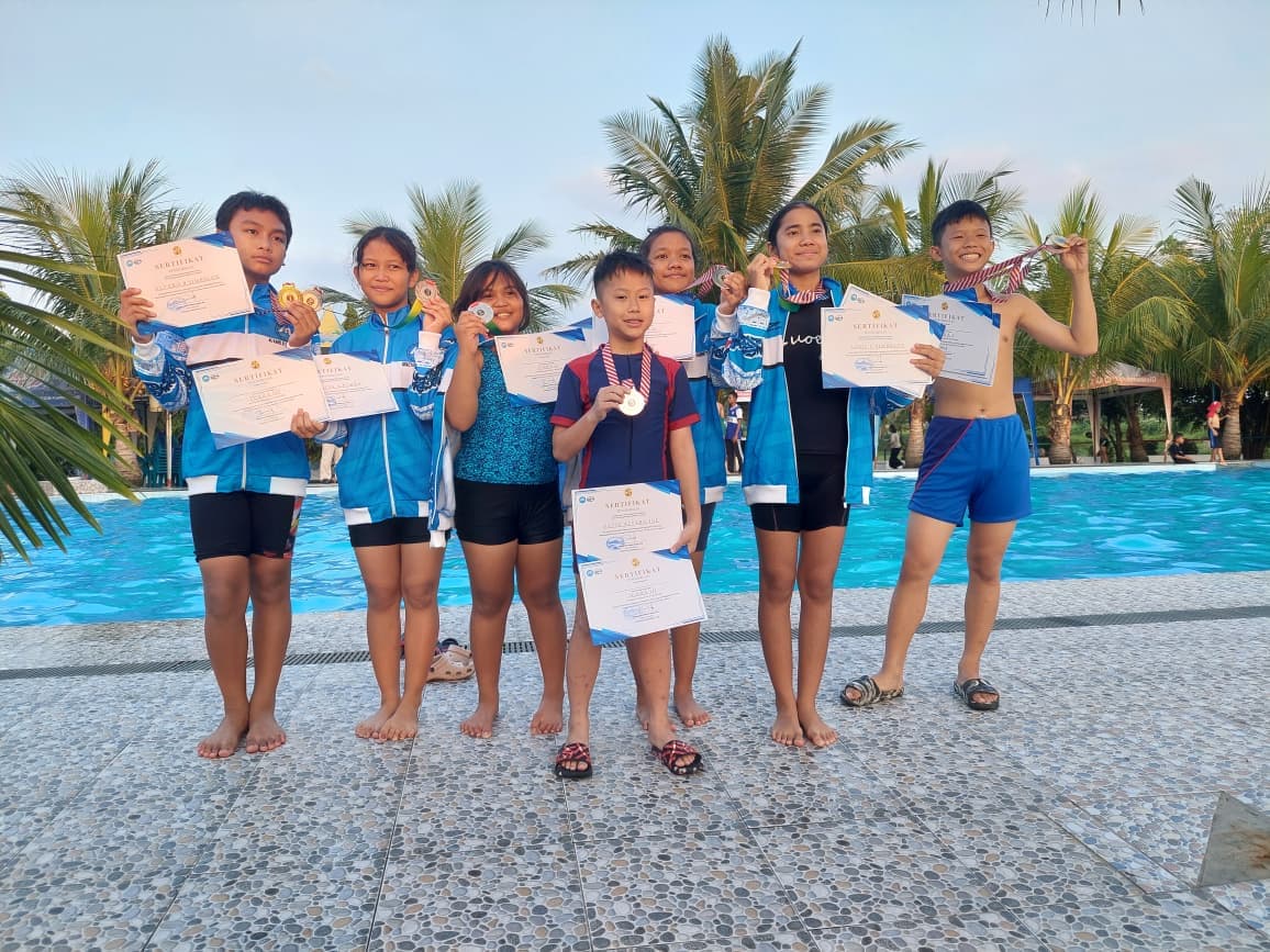 Kelompok atlet Hata Swimming Club dengan koleksi medali